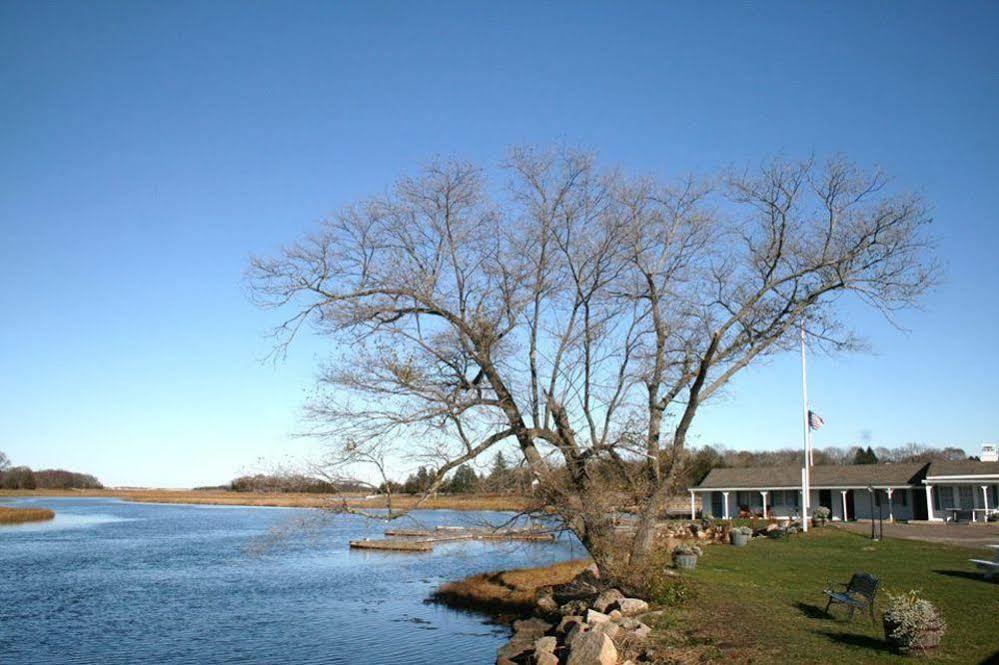 Shea'S Riverside Inn & Motel Essex Exterior foto